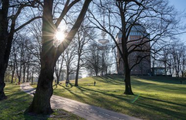 Hamburg, Almanya 'daki Schanzenpark, güzel bir bahar sabahı.