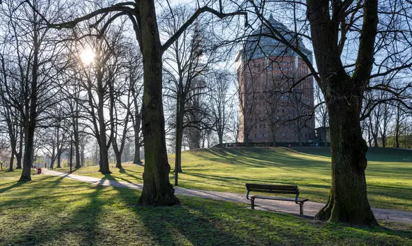 Hamburg, Almanya 'daki Schanzenpark, güzel bir bahar sabahı.