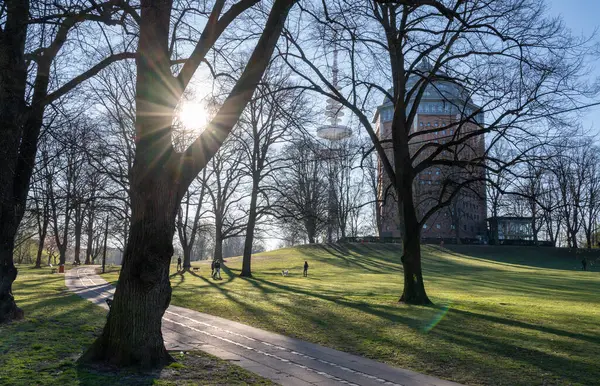 Hamburg, Almanya 'daki Schanzenpark, güzel bir bahar sabahı.