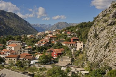Karadağ 'ın tarihi Kotor kenti, dramatik dağlar ve sakin körfez tarafından kucaklanan Adriyatik kıyıları boyunca uzanıyor.