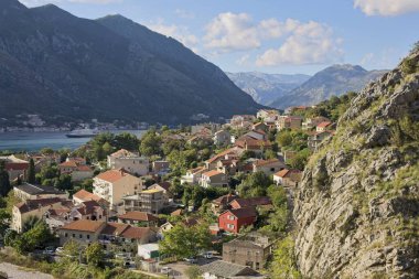 Karadağ 'ın tarihi Kotor kenti, dramatik dağlar ve sakin körfez tarafından kucaklanan Adriyatik kıyıları boyunca uzanıyor.
