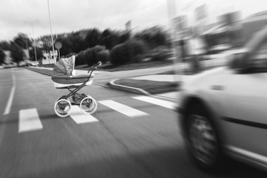 Yaya geçidinde araba kazası. Araç bebek arabasına yüksek hızda çarpmış. Güvenlik kavramları, trafik kuralları ve sigorta. Hareket bulanıklığı efekti uygulandı.
