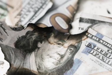 Yakından çekilmiş 100 dolarlık banknotlar. Ekonomik kriz, enflasyon ve iş başarısızlığı kavramı.