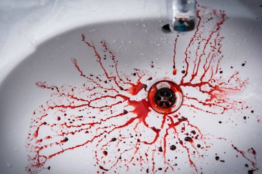 Kirli banyo lavabosu ve kan lekeleri olan korkunç bir suç mahalli.