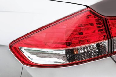 Modern gümüş arabanın trafik lambasına yakın.