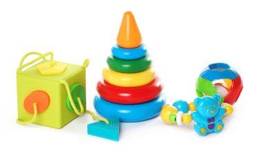 Küçük çocuklar için renkli plastik oyuncaklar ve yapboz koleksiyonunun yakın çekimi, mantığın gelişimi ve beyaz arka planda iyi motor becerileri için iyidir..