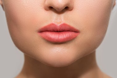 Kalıcı makyajlı dudak kızarması prosedüründen sonra kadın dudaklarının kapatılması