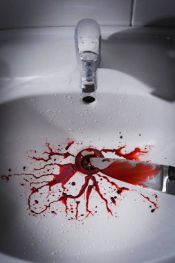 Kirli banyo lavabosunu kan sıçraması ve bıçakla kapatın.
