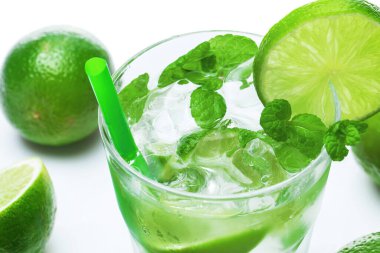 Bir bardak mojito kokteyli ya da ferahlatıcı limon ve naneli içecek.