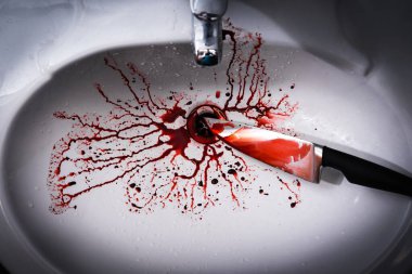 Kirli banyo lavabosunu kan sıçraması ve bıçakla kapatın.