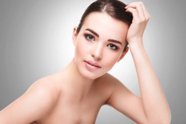 Doğal makyajlı ve pürüzsüz tenli güzel bir genç kadının portresi. 