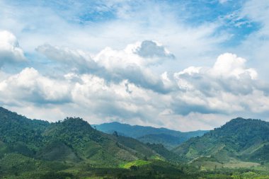 Güzel yeşil dağların arkaplanı ve Tayland 'da bulutlu mavi gökyüzü