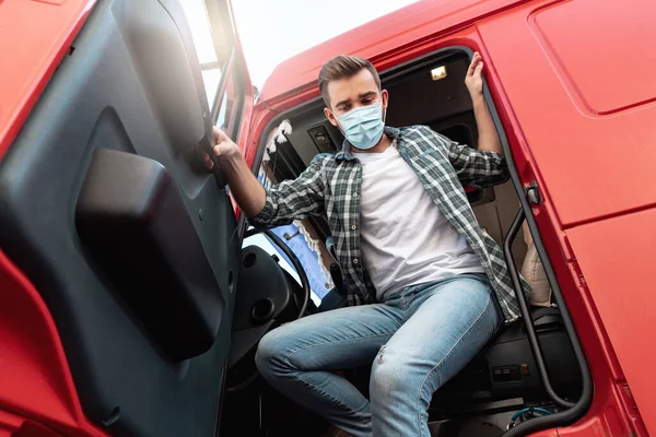 Young Truck Driver Wearing Protective Mask Because Virus Pandemic — Stock Photo, Image