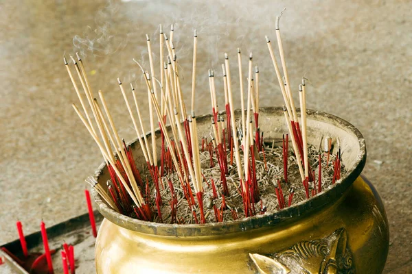 Gros Plan Vieil Encensoir Traditionnel Rempli Bâtons Fumants Dans Temple — Photo