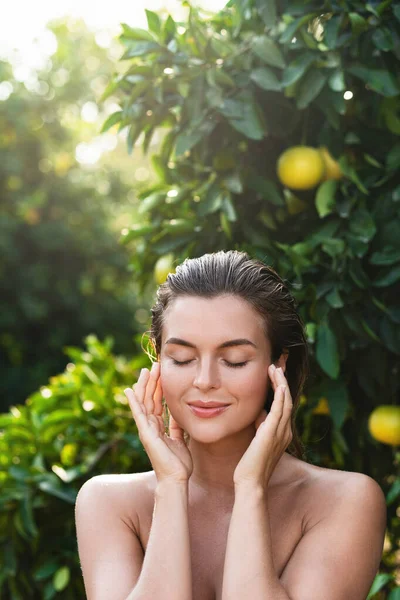 Outdoor Portrait Beautiful Woman Smooth Skin Lemon Trees — Stock Photo, Image