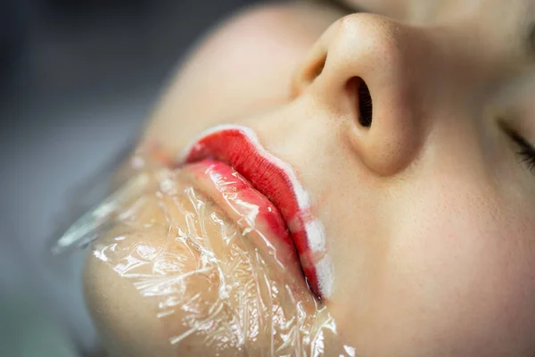 Młoda Kobieta Podczas Profesjonalnego Zabiegu Makijażu Zaczerwienienie Ust — Zdjęcie stockowe