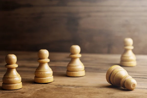 Closeup Shot Wooden Chessmen Standing One Chess Pawn Lying Concept — Stock Photo, Image