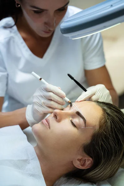 Młoda Kobieta Podczas Profesjonalnej Procedury Mapowania Brwi Przed Makijażem Trwałym — Zdjęcie stockowe