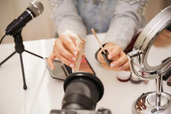 Großaufnahme Weiblicher Hände Mit Einem Flüssigen Concealer Schönheitsbloggerin Macht Videobewertung — Stockfoto