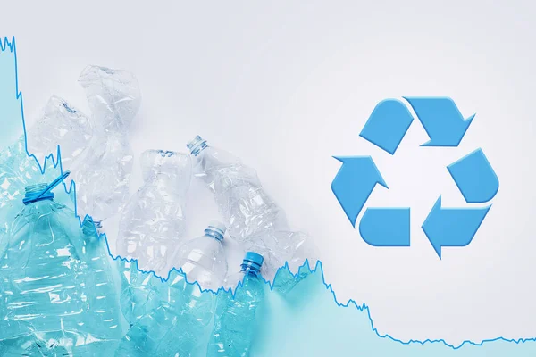 プラスチック使用量と青色のリサイクルシンボルを表す落下図 — ストック写真