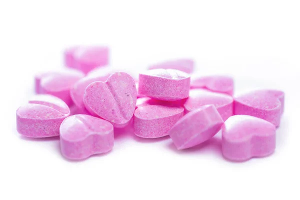 Close Shot Van Een Stapel Roze Hartvormige Pillen Witte Achtergrond — Stockfoto