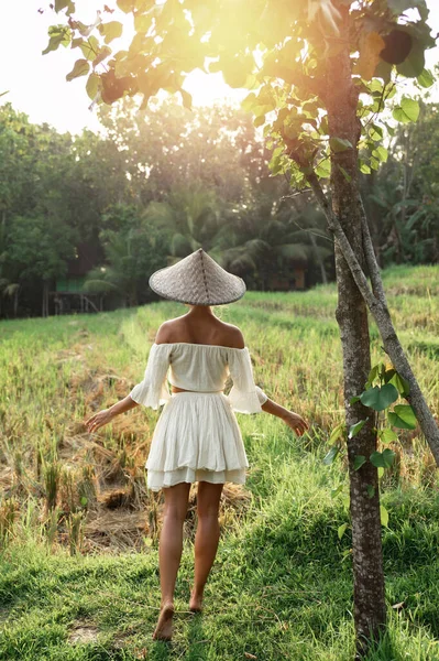 Vrouw Met Natuurlijke Kleding Aziatische Conische Hoed Het Rijstveld Tijdens — Stockfoto