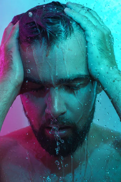 Porträtt Ung Stilig Man Vatten Flöde Neon Ljus — Stockfoto