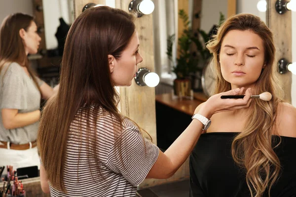 Pofessional Make Artist Her Working Process Makeup Routine Young Beautiful — Stock Photo, Image