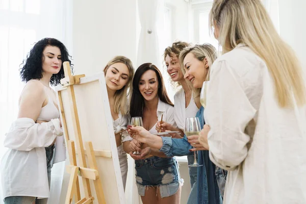 Skupina Mladých Krásných Žen Malovat Plátno Pití Bílého Vína Během — Stock fotografie