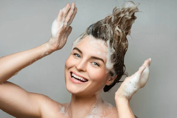 Portrait Cheerful Beautiful Woman Washing Her Hair Shampoo — Stock Photo, Image