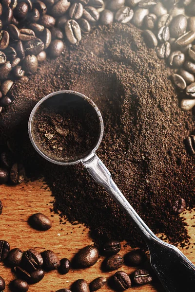 Detailní Záběr Ocelovou Lžíci Mletou Kávu Fazole Dřevěném Stole — Stock fotografie