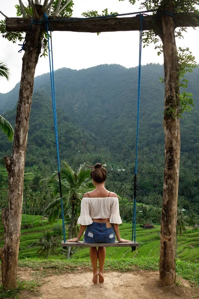 Young Woman Rope Swings Beautiful View Rice Terraces Bali — Stock Photo, Image