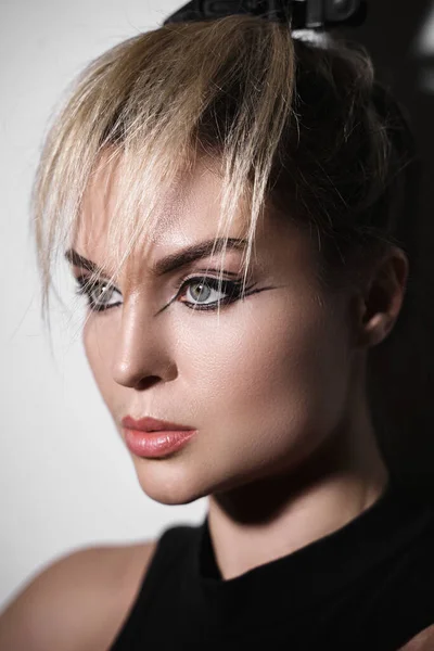 Detailní Záběr Tvář Modelky Kreativním Make Upem Účesem — Stock fotografie