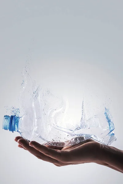 使用プラスチックボトルと分散効果を持つ女性の手 プラスチックリサイクルの概念 — ストック写真