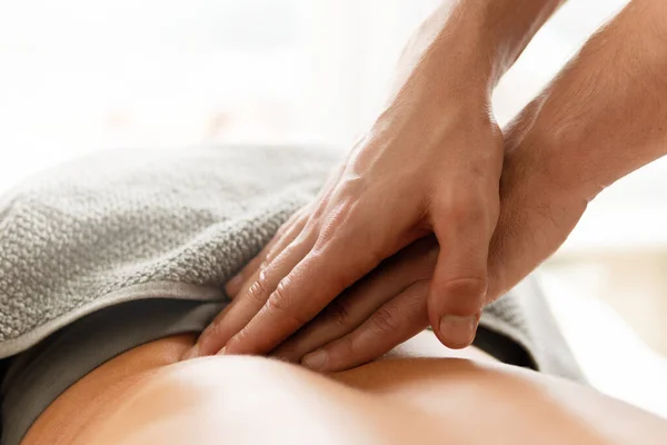 Fechar Mãos Massagista Durante Massagem Nas Costas Para Sua Cliente — Fotografia de Stock