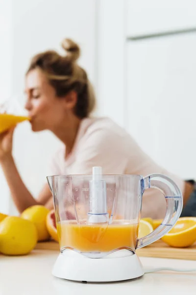 Primer Plano Del Exprimidor Cítricos Mujer Que Bebe Jugo Naranja — Foto de Stock