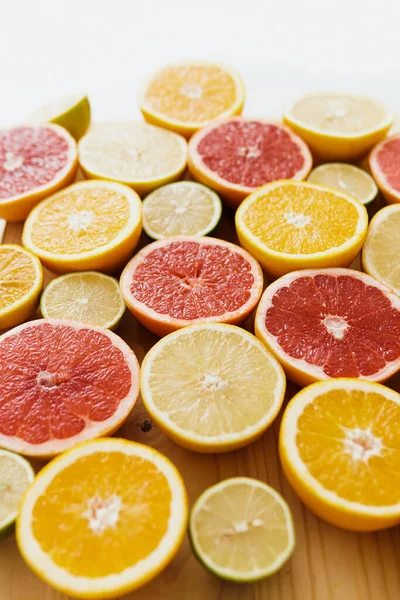 Imagen Cerca Diferentes Cítricos Rodajas Como Pomelo Naranja Limón Lima — Foto de Stock