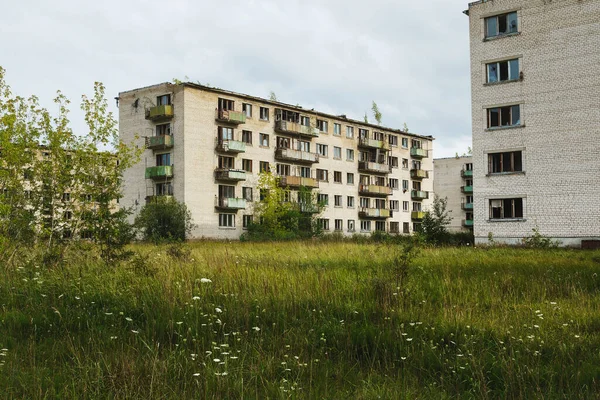 Exteriér Opuštěných Bytových Domů Rozbitými Okny Opuštěném Městě Evropských Duchů — Stock fotografie