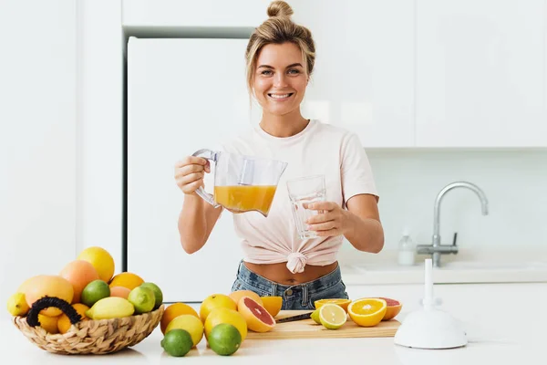 Jonge Vrouw Gieten Vers Geperst Zelfgemaakt Sinaasappelsap Het Glas Moderne — Stockfoto