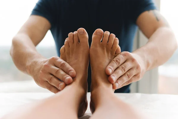 Homem Massagista Durante Tratamento Medicina Integrativa Massagem Nos Pés Feminina — Fotografia de Stock