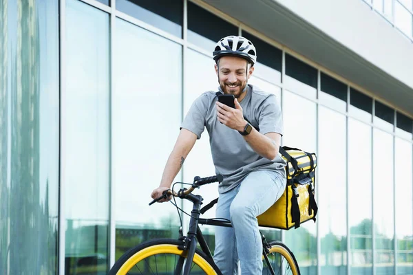Jovem Sorrindo Entrega Alimentos Expresso Courier Andar Bicicleta Com Saco — Fotografia de Stock