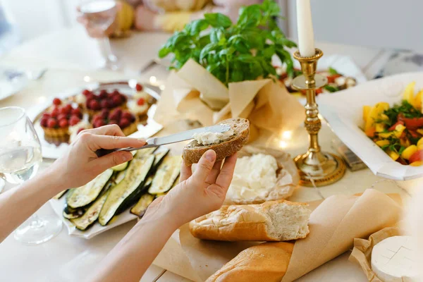Gros Plan Une Femme Préparant Sandwich Fromage Crème Table Des — Photo
