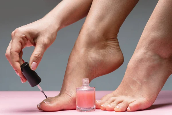 Крупный План Женской Ноги Красивым Французским Педикюром Женщина Наносит Розовый — стоковое фото