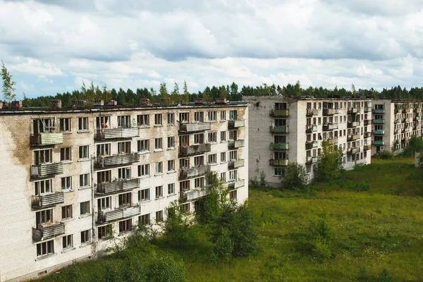 Buiten Een Verlaten Appartementencomplex Met Gebroken Ramen Een Verlaten Europese — Stockfoto