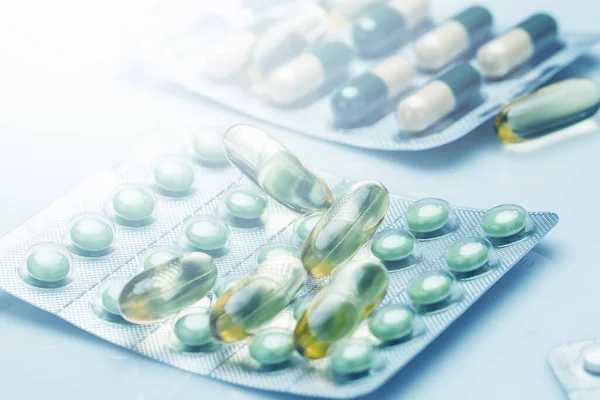 Detailní Záběr Různých Pilulek Tobolek Lékařsky Modrém Světle — Stock fotografie
