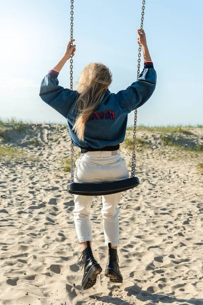 Задняя Фотография Молодой Женщины Качающейся Качелях Песчаном Пляже — стоковое фото