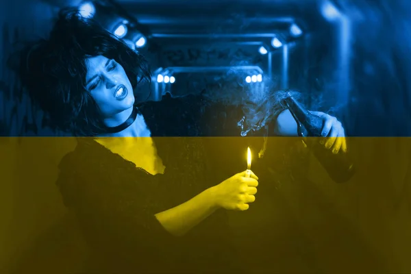 Portret Wściekła Kobieta Butelką Mołotowa Bomba Ukraińska Flaga Kolory Pokrywają — Zdjęcie stockowe