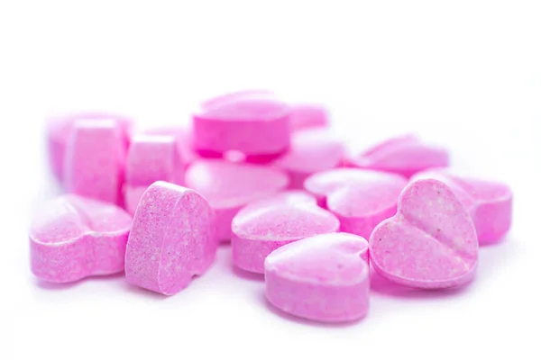 Close Shot Van Een Stapel Roze Hartvormige Pillen Witte Achtergrond — Stockfoto