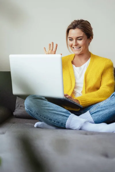 Jovem Mulher Feliz Acenando Para Câmera Laptop Durante Conversa Online — Fotografia de Stock