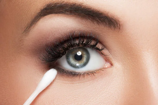 Closeup Female Face Cotton Swab Beautiful Eye — Stock Photo, Image